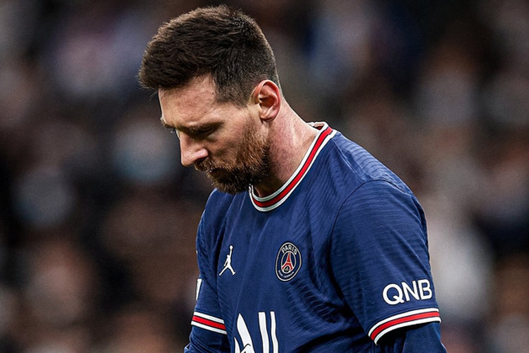 Cứ mỗi khi chạm bóng, Messi lại bị các CĐV la ó