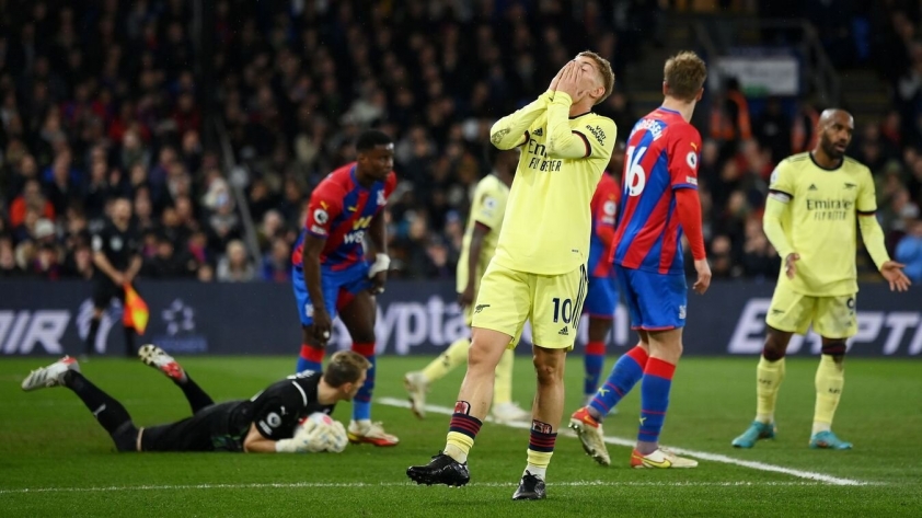 Top 4 ngày càng khốc liệt cho Arsenal