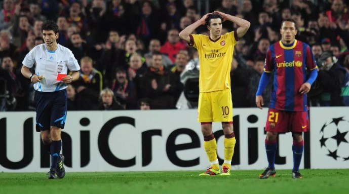 Robin van Persie bị đuổi khỏi sân trong tình huống gây tranh cãi trong trận gặp Barcelona năm 2011