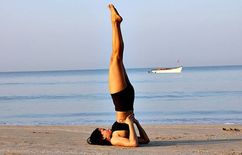 Tư thế Sarvangasana nên được thực hiện trên một thảm yoga mềm. Ảnh: Internet