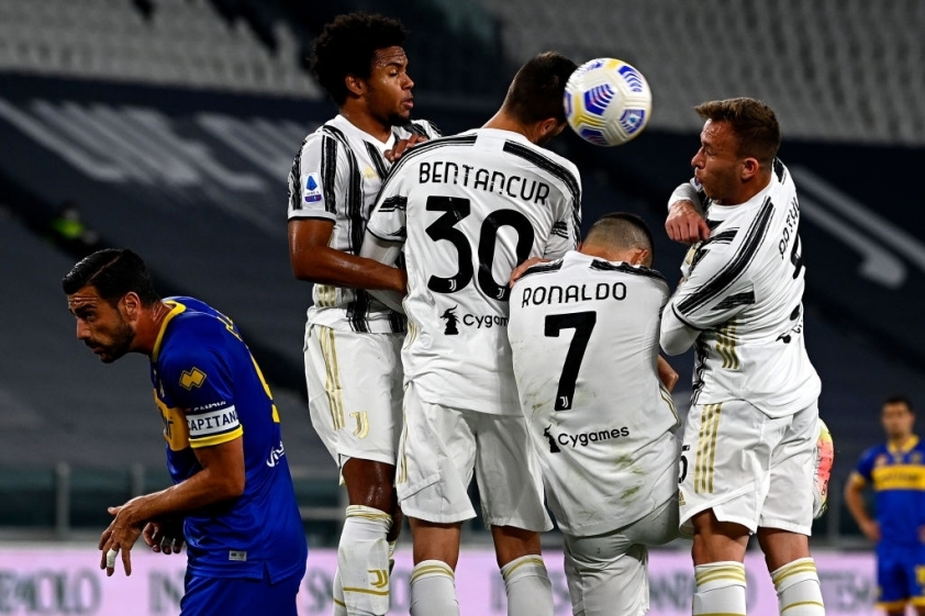 CR7 che chắn không tốt trong bàn thua của Juve.