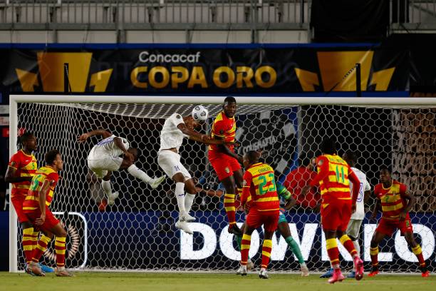 Pha không chiến đem về bàn mở tỷ số cho Honduras. Ảnh: Getty