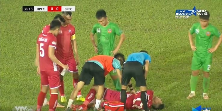 Quang Huy (Hải Phòng) phải rời sân bằng cáng