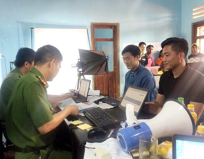 Công Phượng, Xuân Trường 'đốn tim fan' khi đi làm CCCD 39820