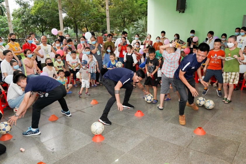 Văn Quyết, Quang Hải giao lưu với bệnh nhân nhí 39829