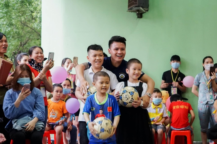 Văn Quyết, Quang Hải giao lưu với bệnh nhân nhí 39833