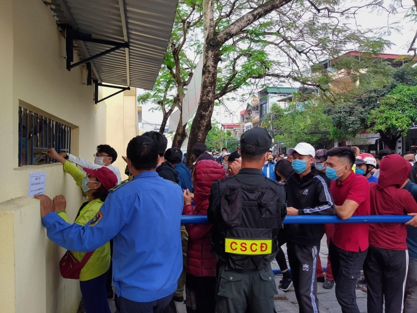 NHM Thanh Hóa xếp hàng dài chờ mua vé xem HAGL 40197