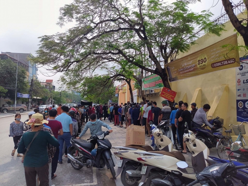 NHM Thanh Hóa xếp hàng dài chờ mua vé xem HAGL 40198