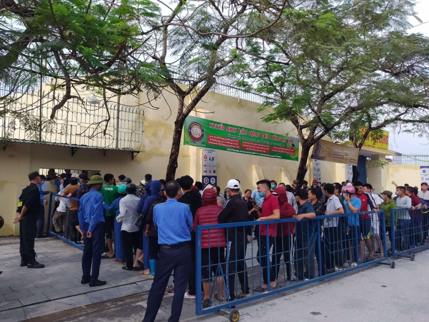 NHM Thanh Hóa xếp hàng dài chờ mua vé xem HAGL 40199