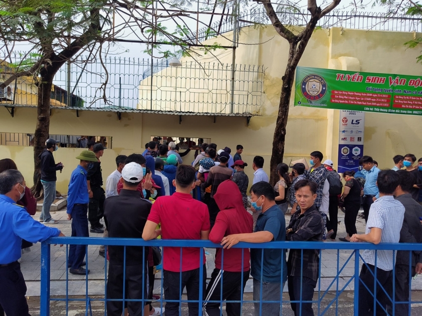 NHM Thanh Hóa xếp hàng dài chờ mua vé xem HAGL 40201