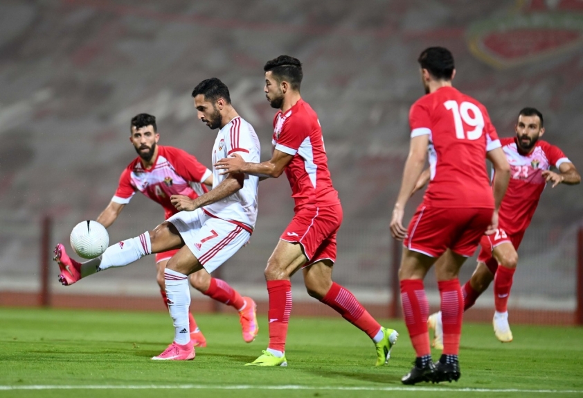 Ali Mabkhout (áo trắng) thi đấu chói sáng với cú hat-trick vào lưới Jordan