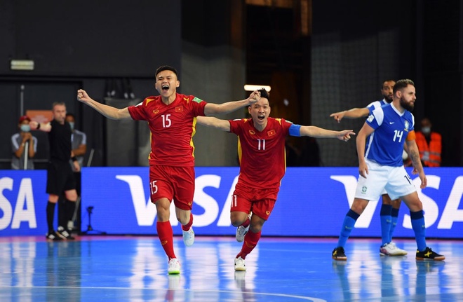 ĐT futsal Việt Nam ăn mừng với bàn thắng ghi được vào lưới Brazil
