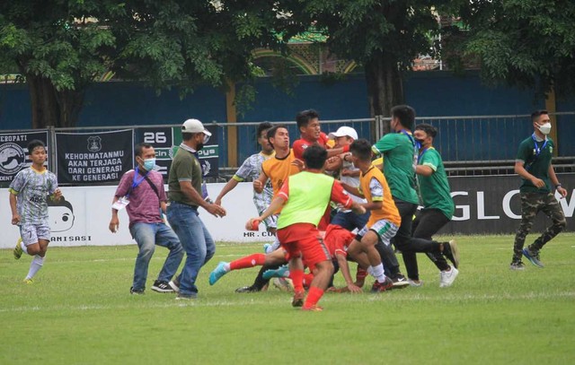 VIDEO: Cầu thủ Indonesia hỗn chiến khiến cảnh sát tung kungfu dẹp loạn-89673