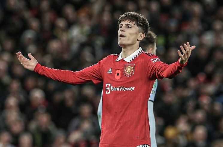 Giúp Man United thắng lợi, sao trẻ đi vào lịch sử 216414
