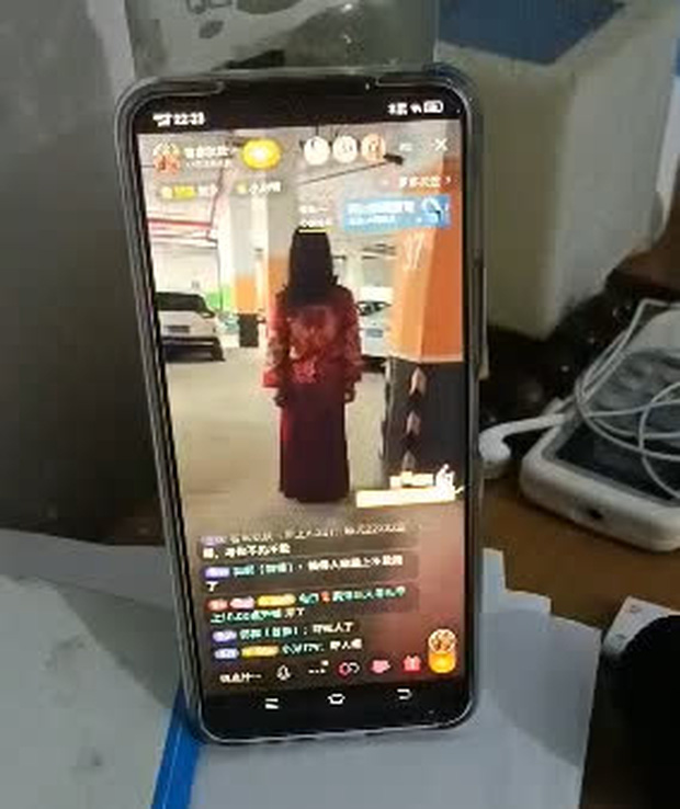 Màn dọa ma trên sóng livestream của cô gái