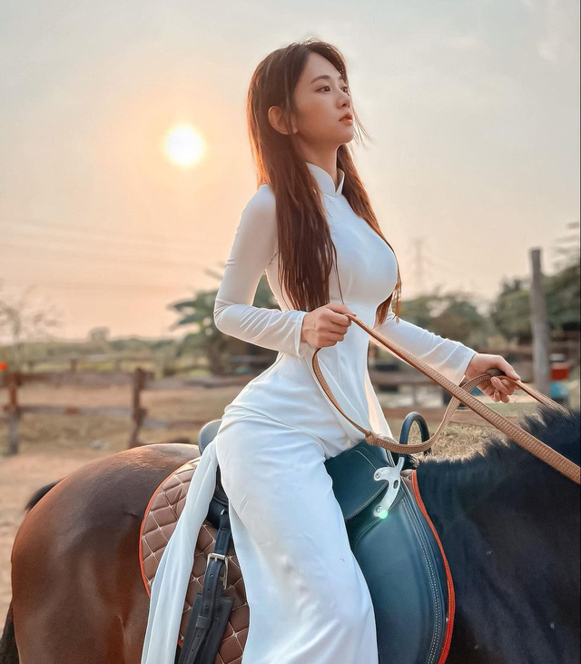 le-bong-bi-che-lam-mat-ban-sac-dan-toc-vi-mac-ao-dai-khong-noi-y-4