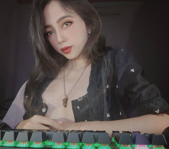 lmht-nu-trong-tai-sexy-cua-giai-dau-vcs-khien-nguoi-xem-me-met-5
