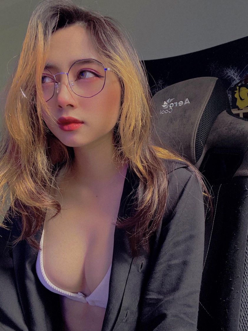 lmht-nu-trong-tai-sexy-cua-giai-dau-vcs-khien-nguoi-xem-me-met-12