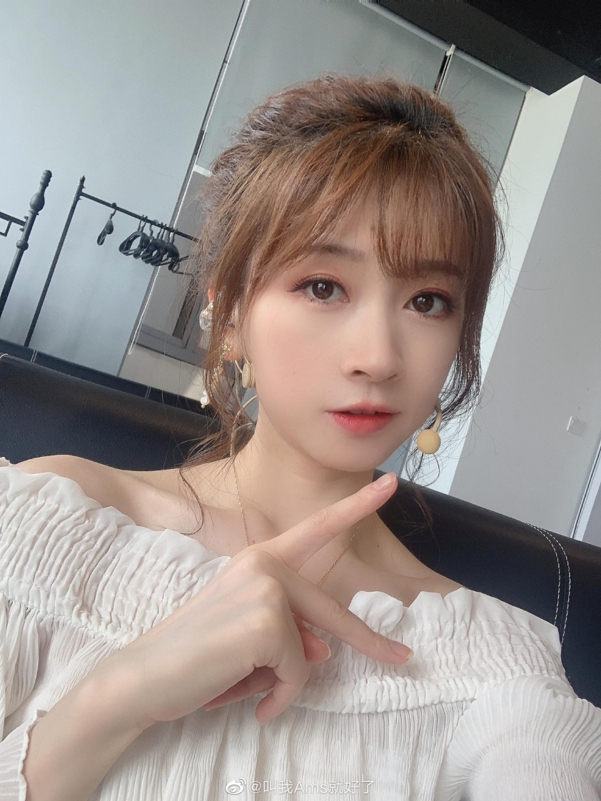 Nữ BLV Dota 2 đốn tim các khán giả của giải đấu TI10 bởi nhan sắc xinh đẹp 80896