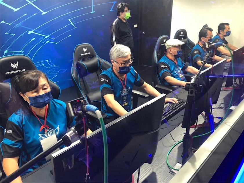 Cụ ông 66 tuổi cầm Xerath bón hành team địch tại giải đấu LMHT 96244