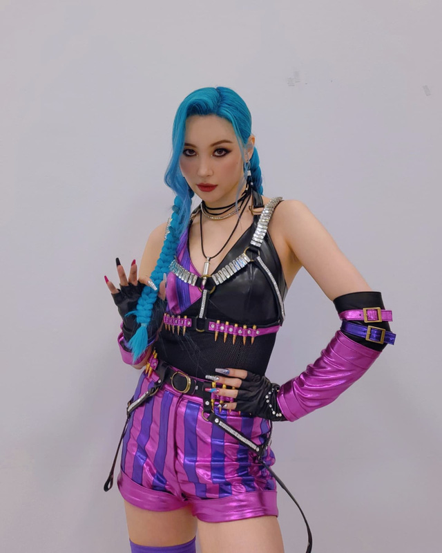 Nữ hoàng gợi cảm của KPOP cosplay Jinx trong show ca nhạc của đài KBS 97367