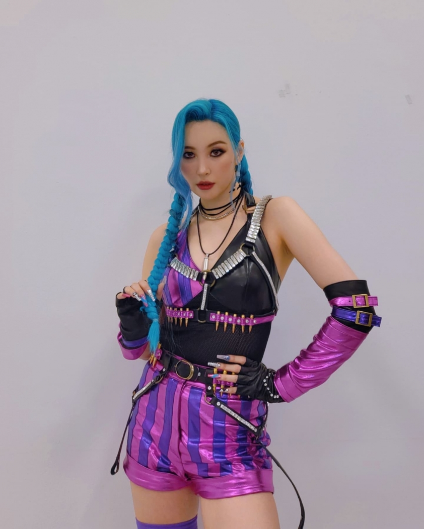 Nữ hoàng gợi cảm của KPOP cosplay Jinx trong show ca nhạc của đài KBS 97368