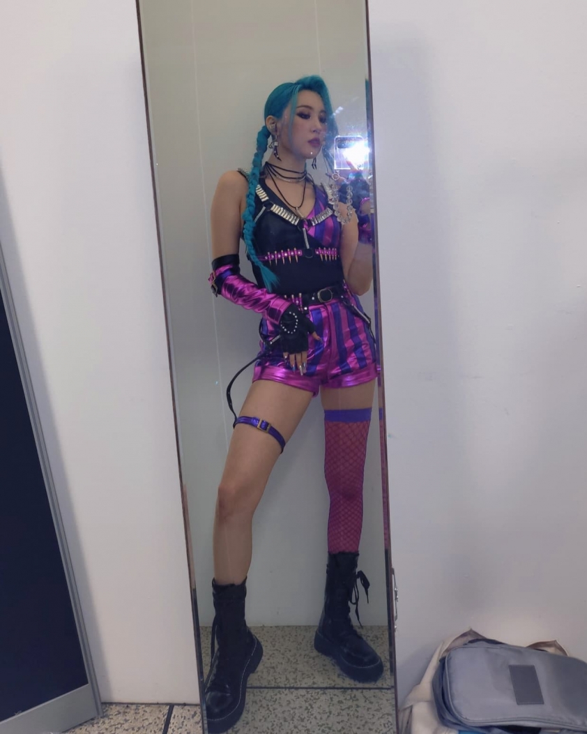 Nữ hoàng gợi cảm của KPOP cosplay Jinx trong show ca nhạc của đài KBS 97369