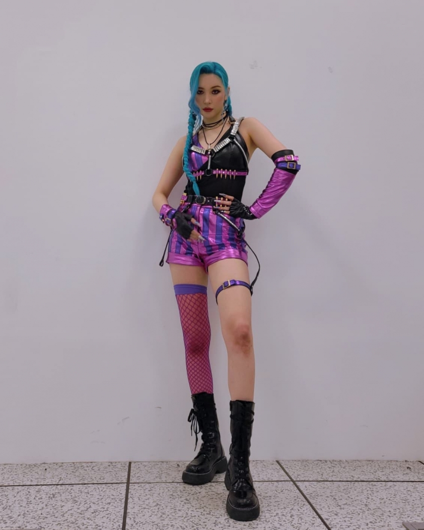 Nữ hoàng gợi cảm của KPOP cosplay Jinx trong show ca nhạc của đài KBS 97370