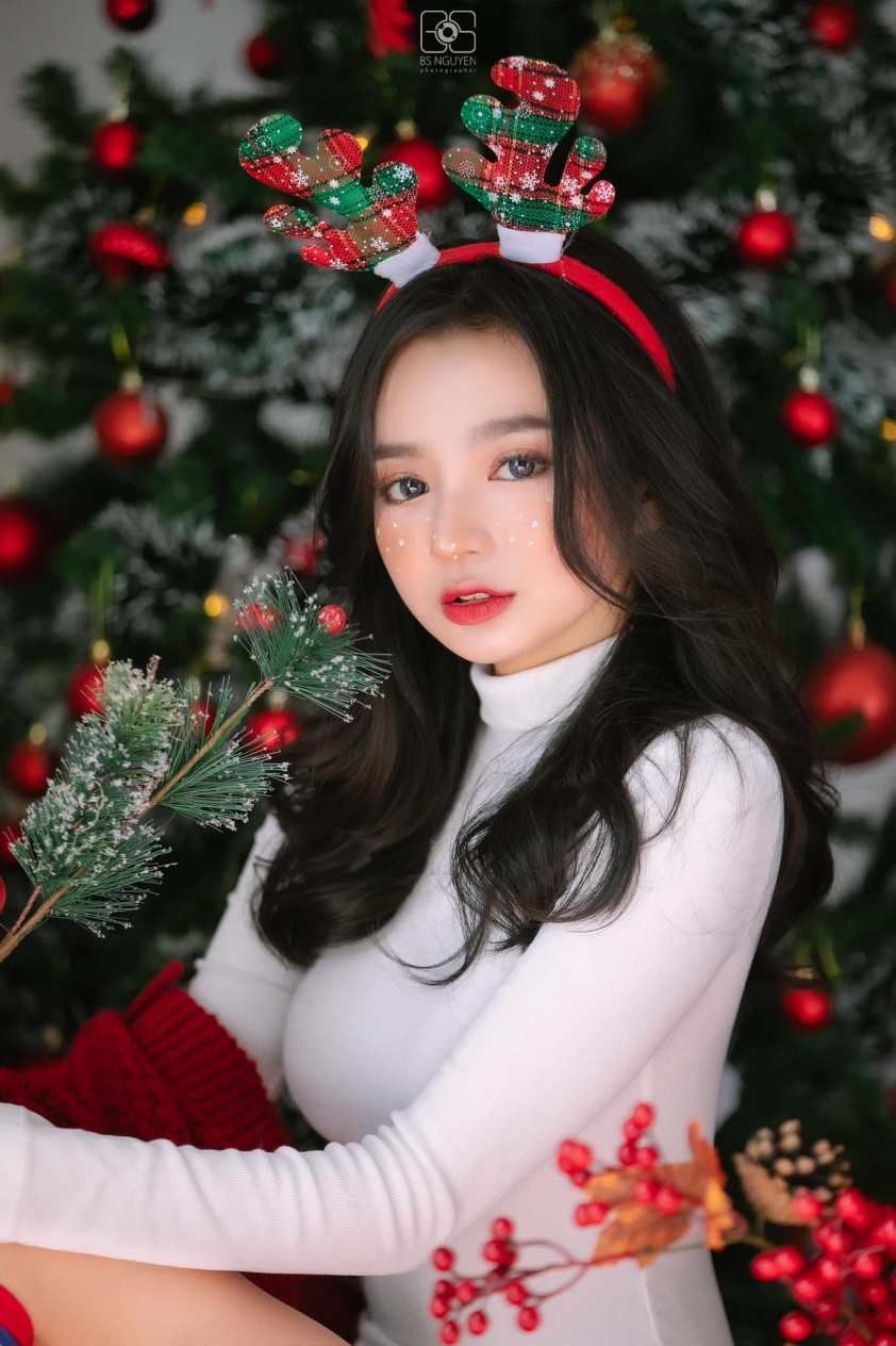Nữ streamer Kim Chi khiến các fan trầm trồ bởi bộ ảnh Giáng Sinh tuyệt đẹp 99514