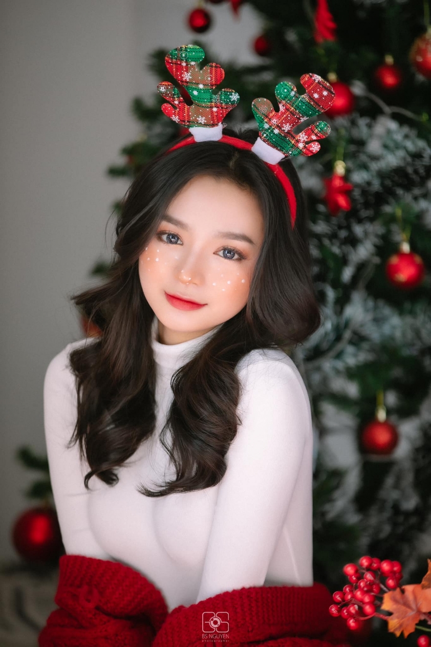 Nữ streamer Kim Chi khiến các fan trầm trồ bởi bộ ảnh Giáng Sinh tuyệt đẹp 99518