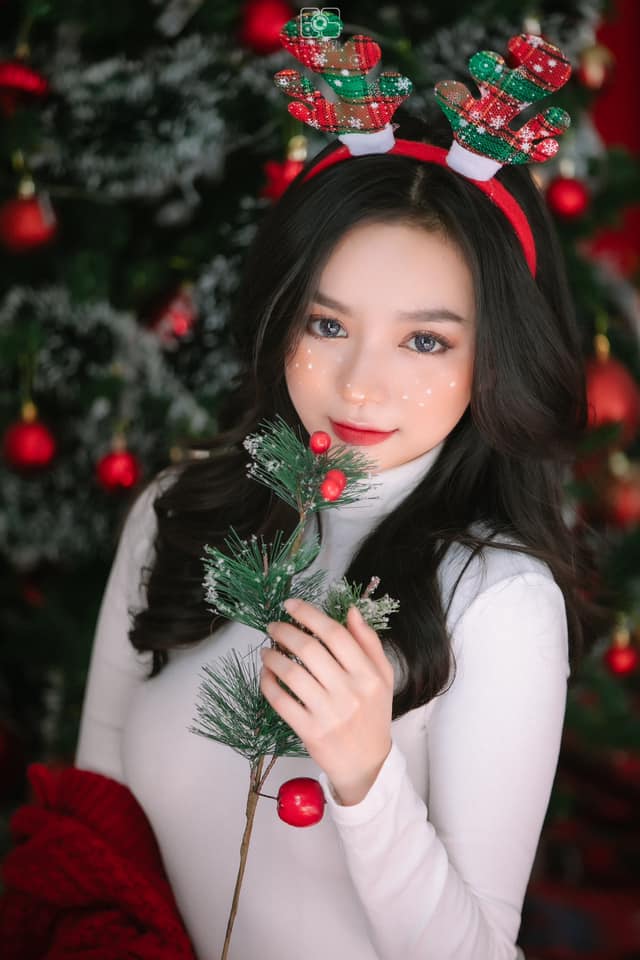 Nữ streamer Kim Chi khiến các fan trầm trồ bởi bộ ảnh Giáng Sinh tuyệt đẹp 99522