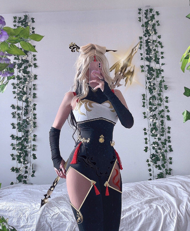Nữ cosplayer nổi tiếng của Valorant gây bất ngờ khi lần đầu lộ mặt 8