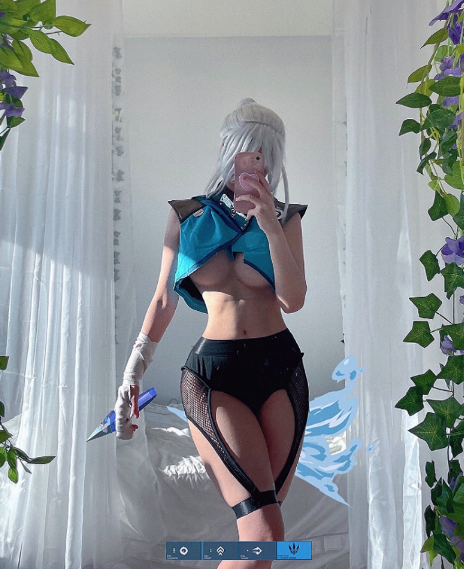 Haru cosplay đặc vụ Jett trong Valorant