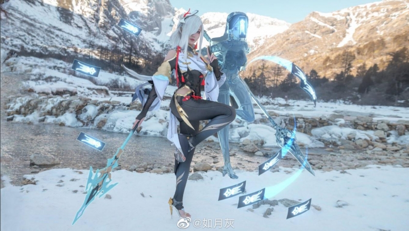 kisaragiAsh cosplay Shenhe giữa màn tuyết trắng