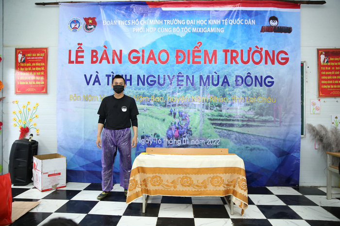 Ấm lòng hình ảnh Độ Mixi đội mưa đi làm từ thiện ở vùng cao 105242