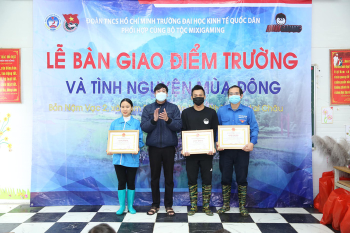 Ấm lòng hình ảnh Độ Mixi đội mưa đi làm từ thiện ở vùng cao 105261