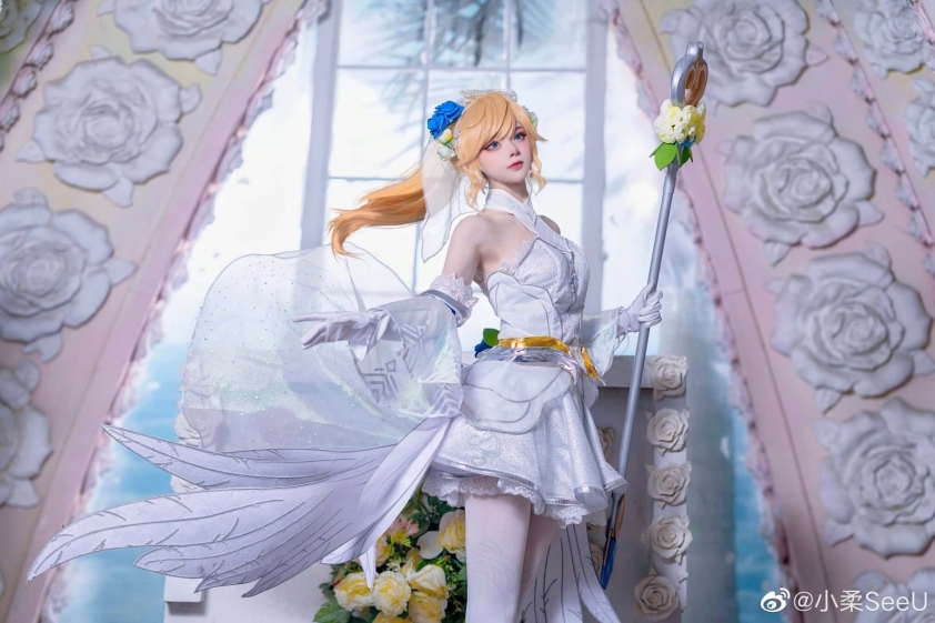 Ngắm màn cosplay Lux Khiết Tinh Hồng Hoa trong LMHT: Tốc Chiến 105879