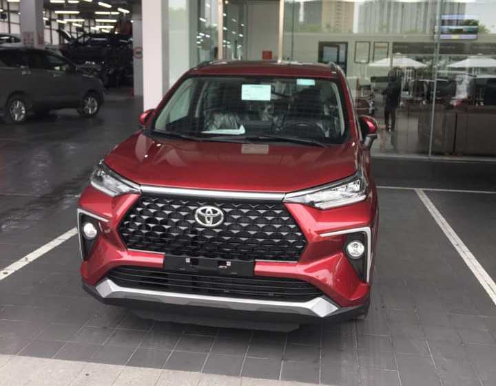 toyota-veloz-vua-ra-mat-dai-ly-da-danh-tieng