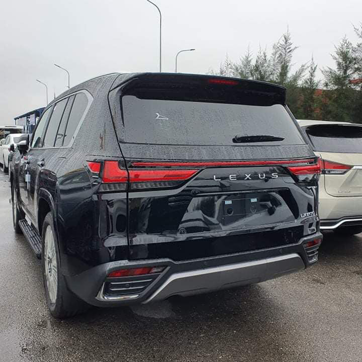 Cận cảnh 'xe chủ tịch' Lexus LX 600 2022 cập bến Việt Nam 123102