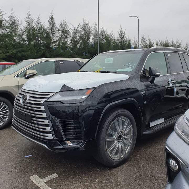 Cận cảnh 'xe chủ tịch' Lexus LX 600 2022 cập bến Việt Nam 123103