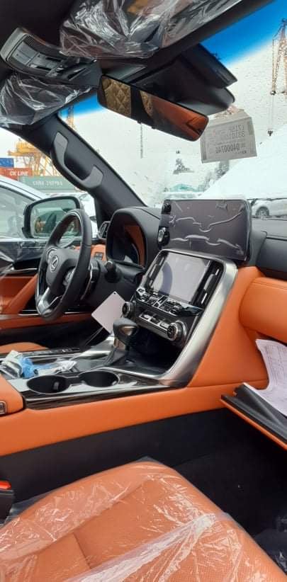 Cận cảnh 'xe chủ tịch' Lexus LX 600 2022 cập bến Việt Nam 123105