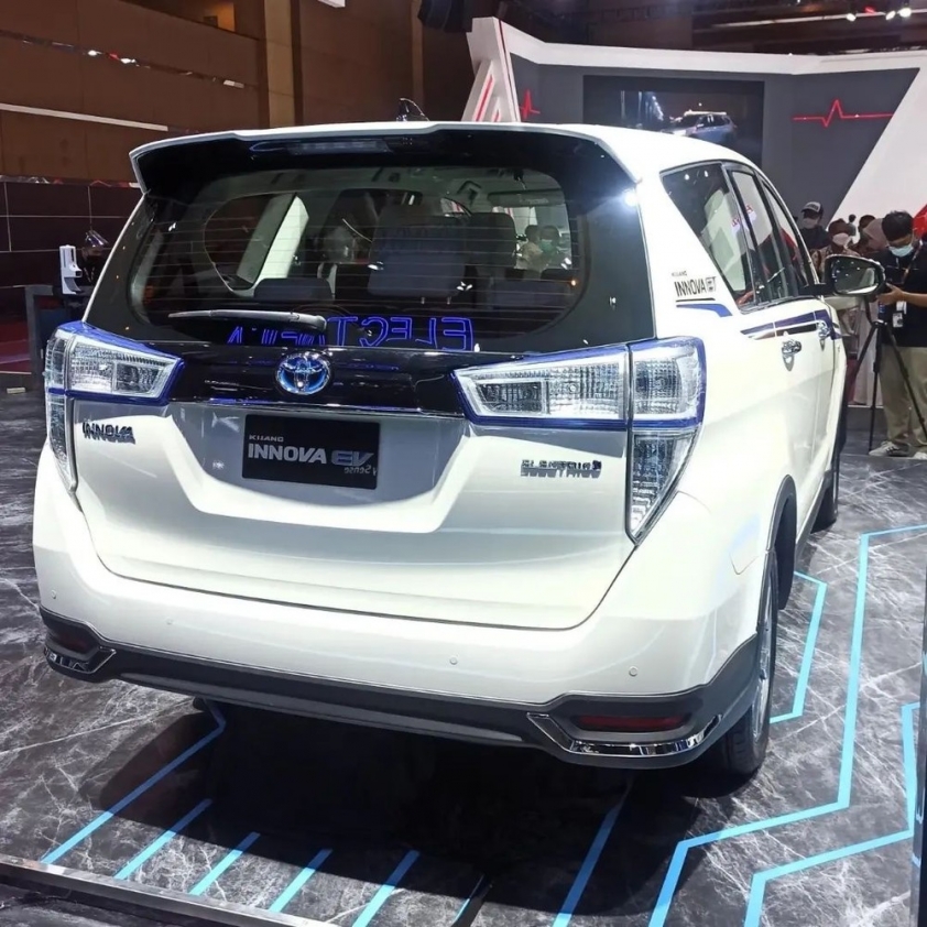 Bất ngờ xuất hiện phiên bản thuần điện Toyota Innova 123373