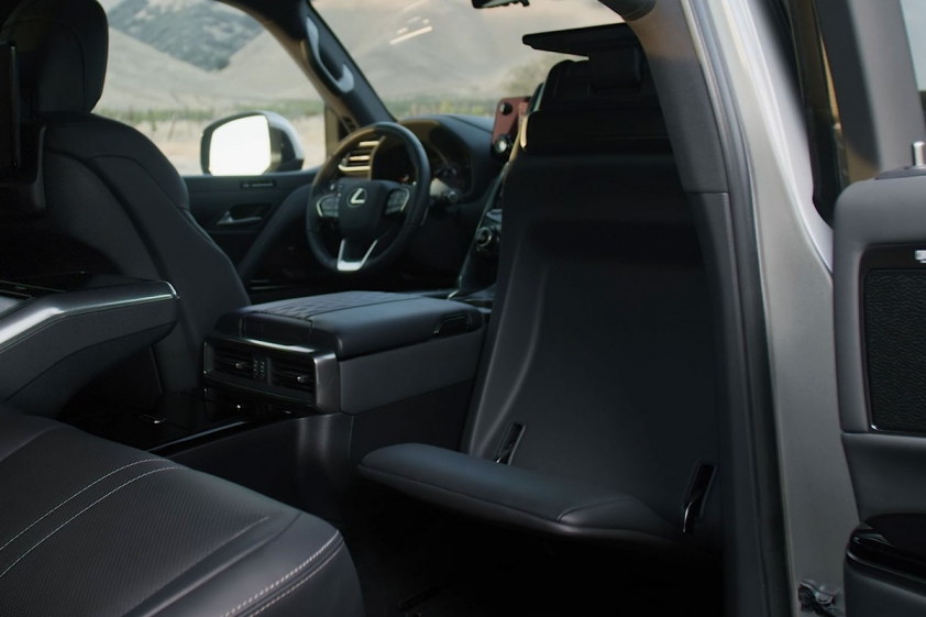 2022_Lexus_LX_104