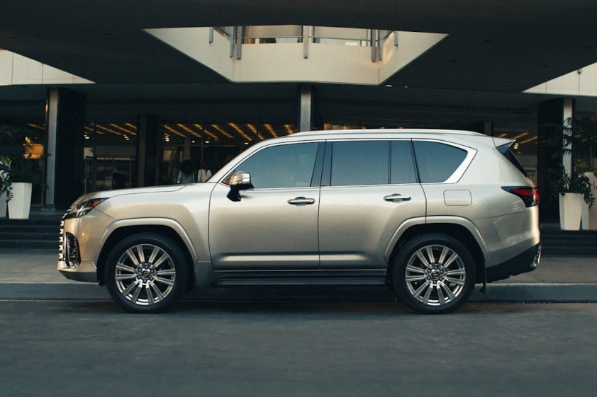 2022_Lexus_LX_19