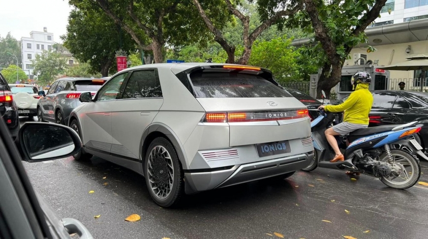 Bắt gặp Hyundai Ioniq 5 lăn bánh trên đường phố Hà Nội, cư dân mạng hết lời khen ngợi 133467