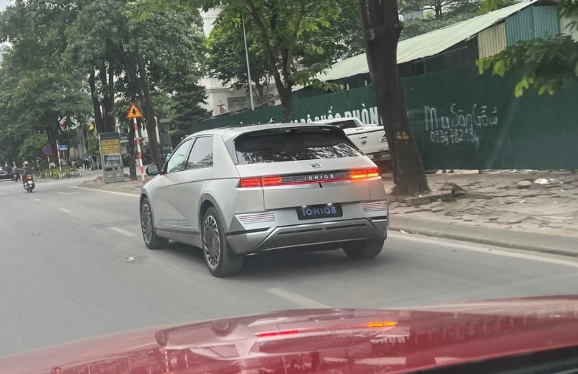 Bắt gặp Hyundai Ioniq 5 lăn bánh trên đường phố Hà Nội, cư dân mạng hết lời khen ngợi 133468