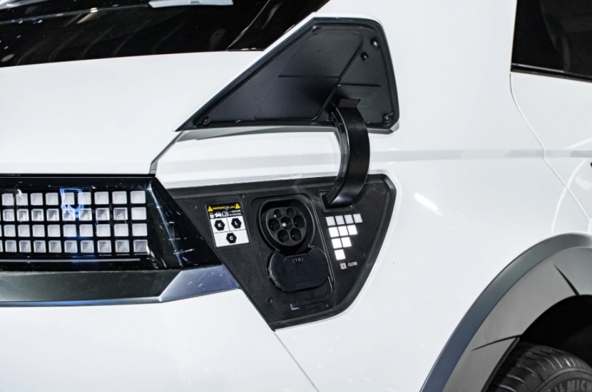 Bắt gặp Hyundai Ioniq 5 lăn bánh trên đường phố Hà Nội, cư dân mạng hết lời khen ngợi 133475