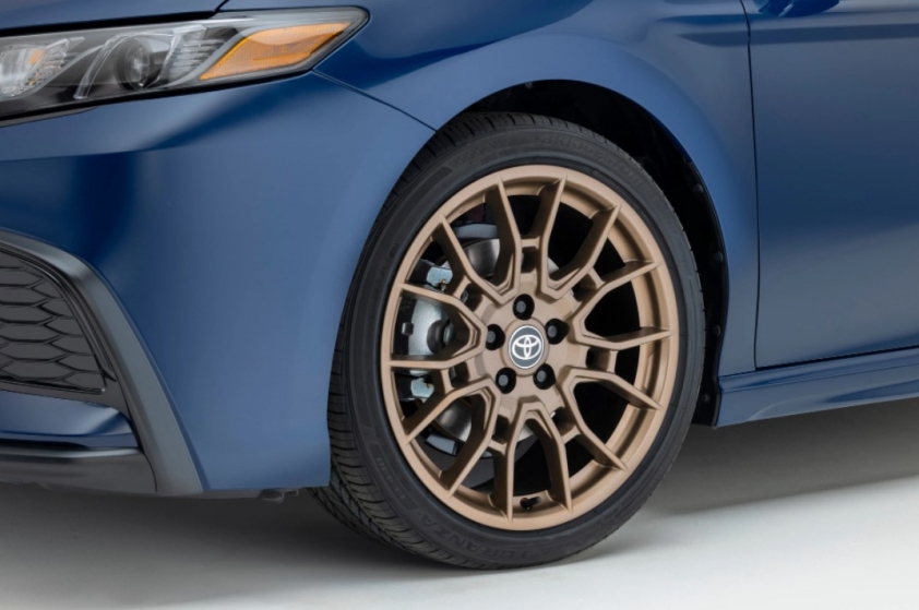 Lạ mắt với Toyota Camry Nightshade Edition, phiên bản 'bóng đêm' thể thao 138357