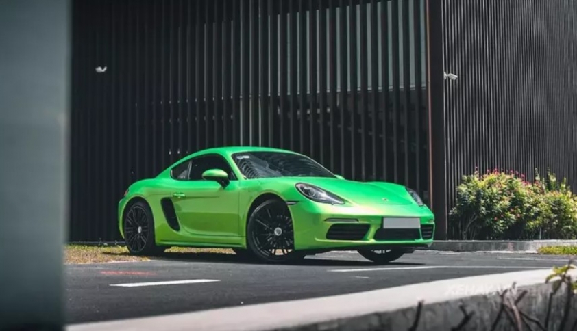 Porsche 718 Cayman của thủ môn Bùi Tiến Dũng bị 'bốc hơi' gương chiếu hậu 139574