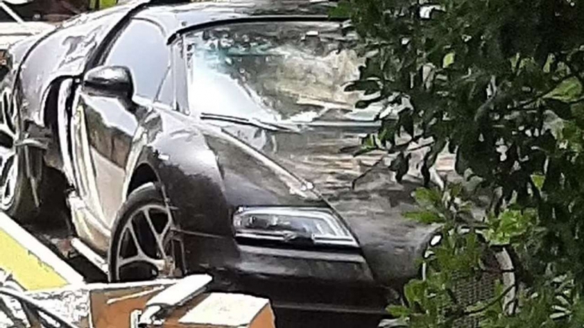 Siêu xe Bugatti Veyron của Cristiano Ronaldo gặp nạn, hư hỏng nặng 151581